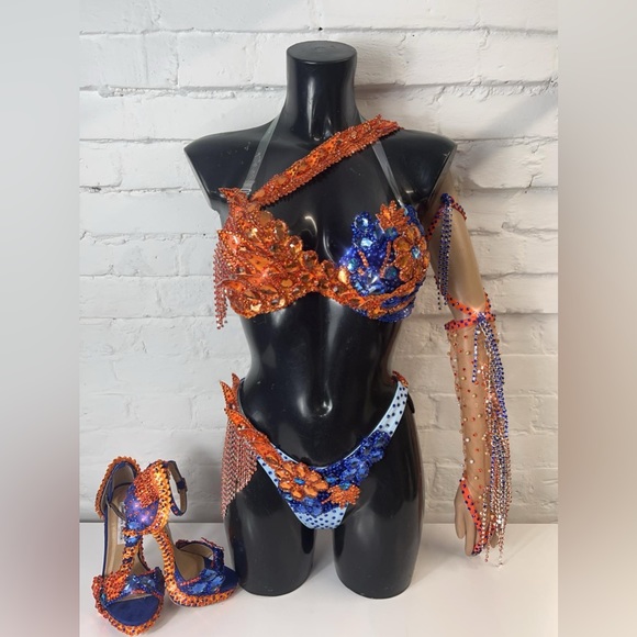 Wbff or fmg show bikini - Picture 3 of 4